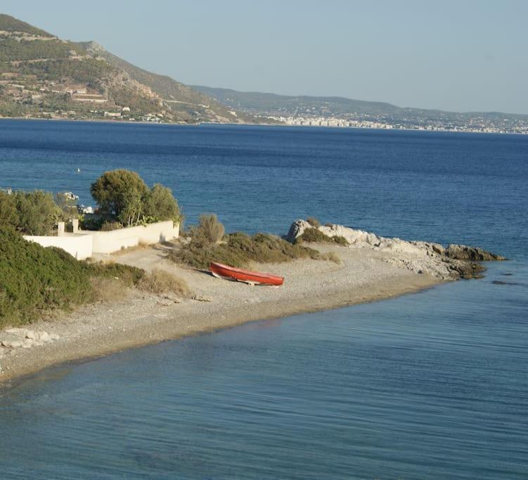 House By The Sea At Skaloma, Loutraki Villa Limni Vouliagmenis Exterior foto