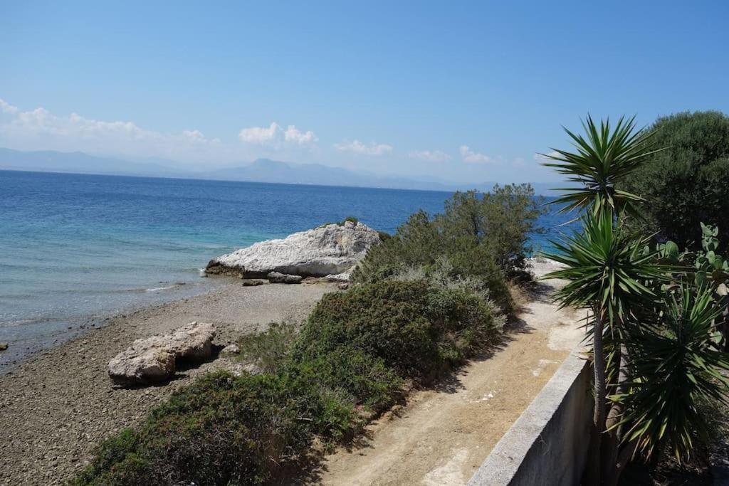 House By The Sea At Skaloma, Loutraki Villa Limni Vouliagmenis Exterior foto