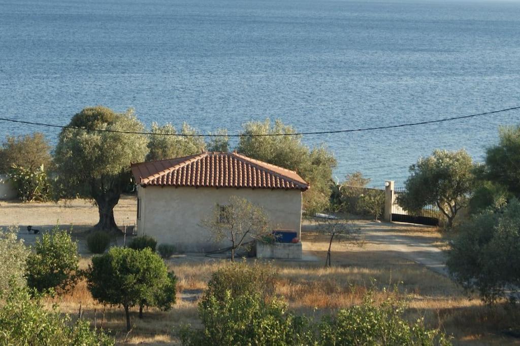 House By The Sea At Skaloma, Loutraki Villa Limni Vouliagmenis Exterior foto