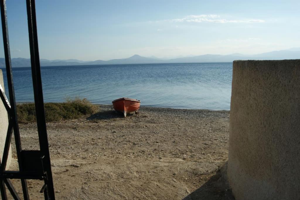 House By The Sea At Skaloma, Loutraki Villa Limni Vouliagmenis Exterior foto