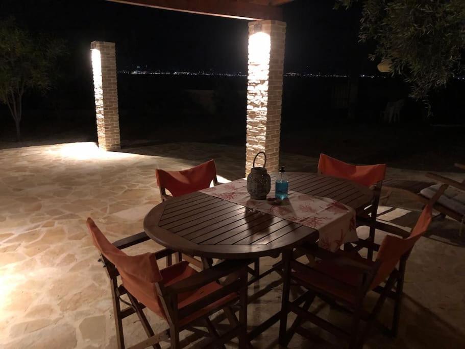 House By The Sea At Skaloma, Loutraki Villa Limni Vouliagmenis Exterior foto